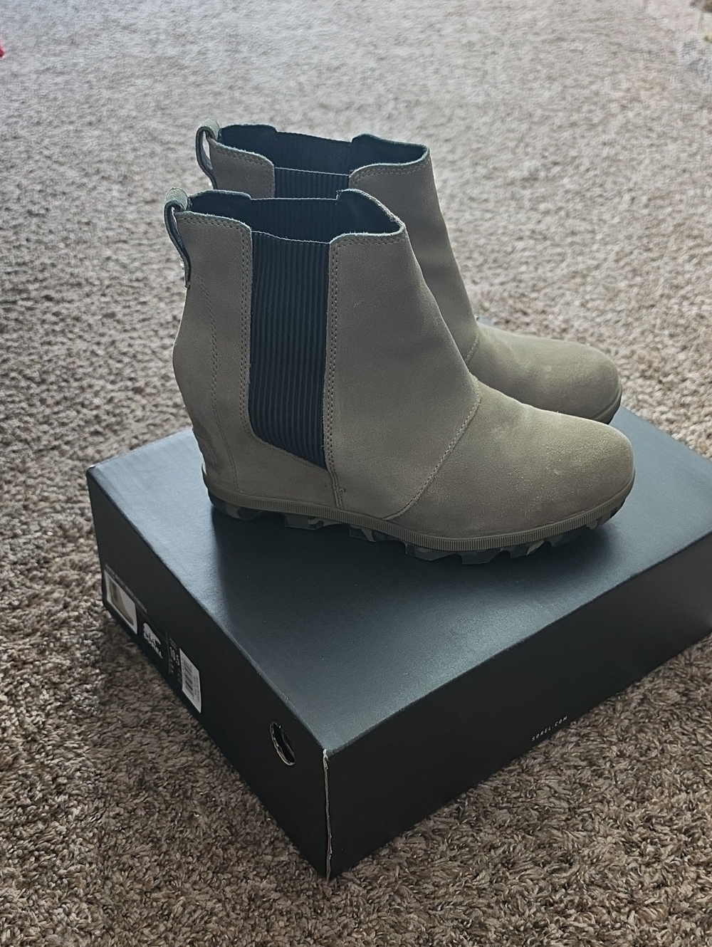 SOREL JOAN OF ARCTIC WEDGE 11 CHELSEA! WOMENS SZ 10.5, SAGE/CAMO